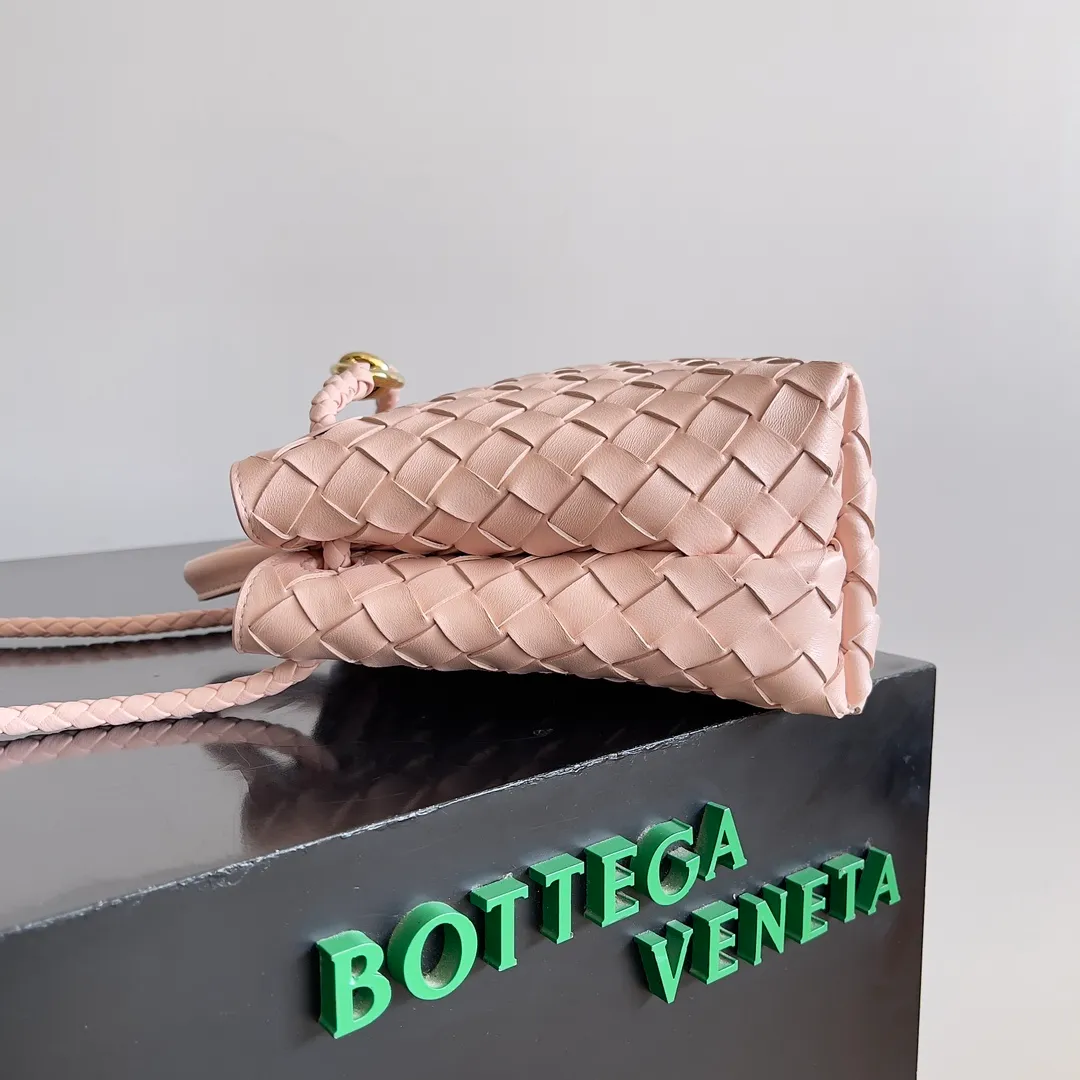 The 2023 new Andiamo batch of 1860 BV has been shipped‼ ️Really popular🔥The new Andiamo woven handbag launched by Bottega Veneta this season is really popular all over the world! ! Celebrities at home and abroad have worn it, and Oscar-winning actress Michelle Yeoh has taken it out on the street. Song Jia, Trai Yara, Yu Feihong, Sanji Ayaka, Rosie Hunting-Whiteley, Yoshioka Riho, etc. have all picked up this bag. It is classic and versatile, showing off its temperament, and the bag capacity is also large, which is very convenient for daily commuting! ! A variety of carrying methods, the shoulder straps can be adjusted by yourself, the original lambskin feels soft and delicate, and the unisex style breaks gender boundaries and brings a more practical and longer-lasting use experience. Andiamo, which has both elegant and casual styles, perfectly interprets the true appearance of "fashionable old money style". Style number: 743568 Size: 25*22*10.5cm